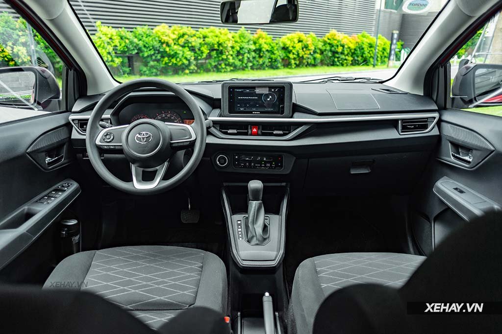 Khoang lái Toyota Wigo thoải mái cho người lái